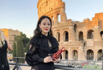 章小蕙在国外这么敢穿，一袭蕾丝裙显出尤物身材，完全没有大婶味