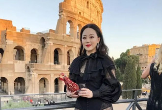 章小蕙在国外这么敢穿，一袭蕾丝裙显出尤物身材，完全没有大婶味