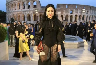 章小蕙在国外这么敢穿，一袭蕾丝裙显出尤物身材，完全没有大婶味
