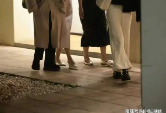 42岁黄圣依带74岁老妈录综艺，染黑发很优雅，母女同框像姐妹
