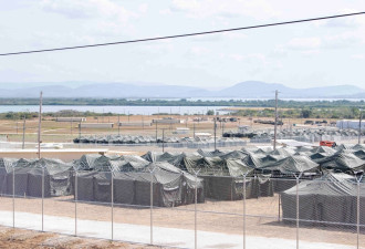 美国清空关塔那摩湾剩余移民 送回本土等待遣返