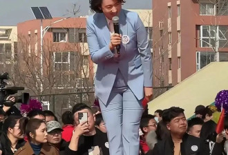 张蕾穿紧身裤主持，隐私部位轮廓抢镜，不到5天就迎来全网审判！