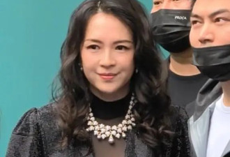 46岁章子怡活动照引争议！离婚后状态不佳太显老气