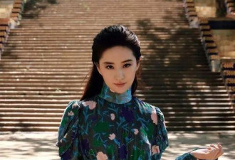 37岁刘亦菲彻底放开！穿碎花裙坐观光车优雅美丽，显东方女神风采