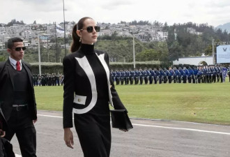 厄瓜多尔第一夫人惊艳警校，“九头身美女”身姿挺拔