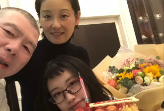 冯小刚夫妇美国为养女庆生！19岁的徐朵越来越惊艳，徐帆眼袋明显