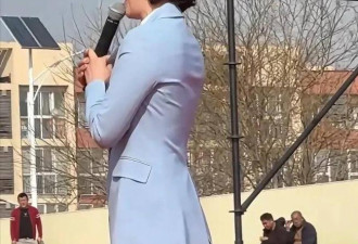 央视美女主持人穿蓝色紧身裤被喷不雅 本人怒怼