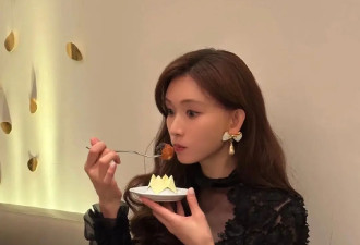被50岁林志玲的2套裙装美到！黑裙妩媚，象牙白裙少女！像20岁！