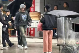关晓彤鹿晗同天被偶遇，染着情侣发色都瘦了