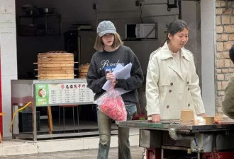 关晓彤鹿晗同天被偶遇，染着情侣发色都瘦了