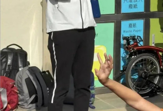 58岁黎明去学校，参加运动会，为7岁女儿加油，脸上露出了姨母笑