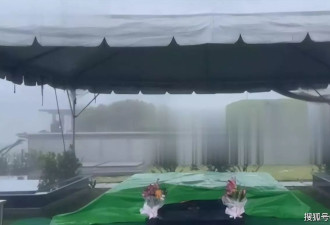 大S墓位占地3米，黑色大理石铺在上面