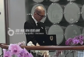 小S终于现身！被许雅钧和大姑扶着走出墓园