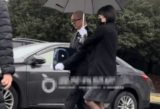 小S终于现身！被许雅钧和大姑扶着走出墓园