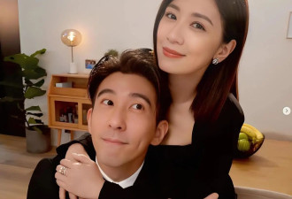 贾静雯前夫过生日，梧桐妹靓丽出席亲爸宴会，被继母搂腰像一家人