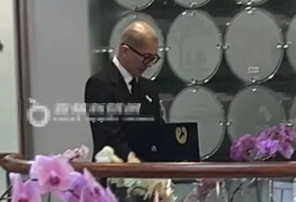 小S终于现身！安葬大S悲痛欲绝，被许雅钧和大姑扶着走出墓园