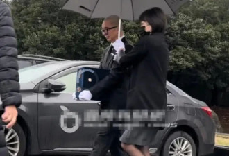小S终于现身！安葬大S悲痛欲绝，被许雅钧和大姑扶着走出墓园