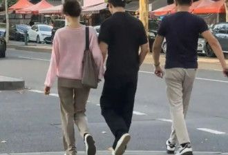 黄轩和女友在墨尔本被偶遇，网友看他女友素颜很真实