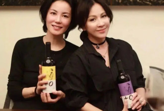 55岁王菲与刘嘉玲在豪宅聚会，素颜短发穿一身黑出镜，美得似少女