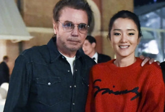 “巩俐”嫁给爱情后真幸福！59岁穿毛衣裙嫩如少女，老公却像爸爸