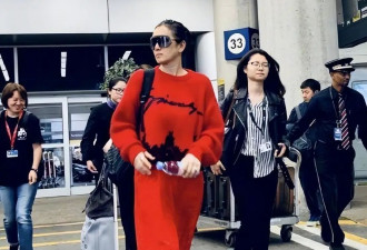 “巩俐”嫁给爱情后真幸福！59岁穿毛衣裙嫩如少女，老公却像爸爸