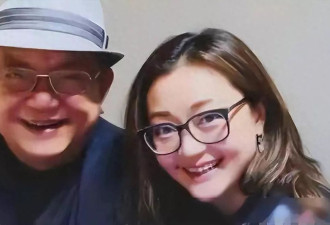 76 岁王刚白发露头，外孙儿子高中同框