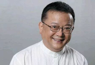 76 岁王刚白发露头，外孙儿子高中同框