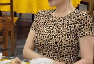 李小璐三亚聚餐被偶遇，穿豹纹衣喝3元雪碧
