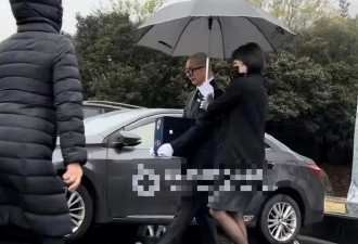 台媒直击大S安葬现场！“白发苍苍”小S哭到站不稳超惨