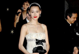 “梁洛施”生3娃身材没缩水，穿吊带裙差点“撑爆”，真是辣眼睛