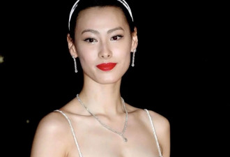 “梁洛施”生3娃身材没缩水，穿吊带裙差点“撑爆”，真是辣眼睛
