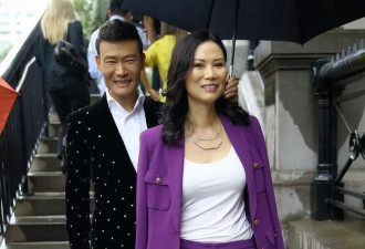 邓文迪把野心穿在身上！穿紫色西装+烟管裤跟男友人逛街，太高级
