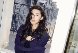 女星全智贤巴黎看秀《芭莎》随拍，天生女明星美得轻松肆意