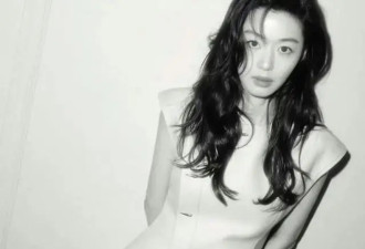 女星全智贤巴黎看秀《芭莎》随拍，天生女明星美得轻松肆意