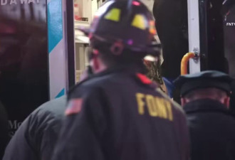 惊悚！纽约时代广场男子遭泼液点燃 火光四窜奔逃