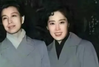王光美与江青亲密挽手拍照，容貌气质出众
