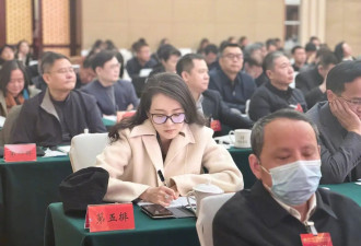 章子怡素颜开会照曝光！戴眼镜做笔记气质清纯