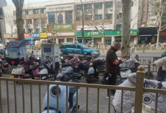 收电动车停车费，扫个人二维码？收费员称每年4万元承包