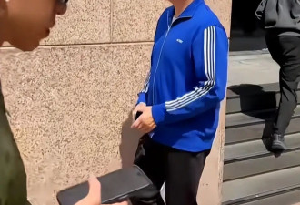 梁朝伟在铜锣湾买珠宝，穿运动服像小学生，坐保姆车低调离开