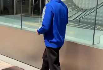 梁朝伟在铜锣湾买珠宝，穿运动服像小学生，坐保姆车低调离开