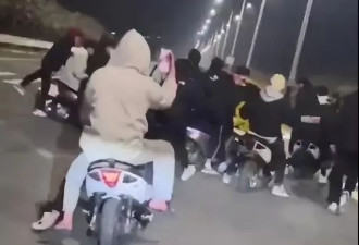 黄色小汽车与“摩托”相撞 多名穿头帽衫骑车少年围现场