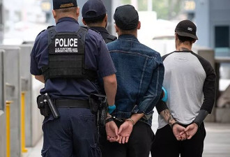 美边检正使用攻击性策略 轻微问题就长时间拘留