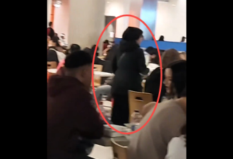 12万人炸裂!多伦多商场"头巾女"讨钱被抓包:怒竖中指亮出大钻戒!