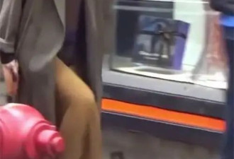 60岁关咏荷香港街头被偶遇 高级优雅 息影10年颜值依旧在线！