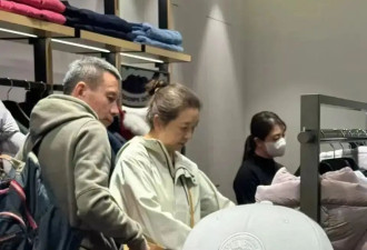 57岁江珊和老公韩国逛街被偶遇，背超大购物袋满头白发，美人老了