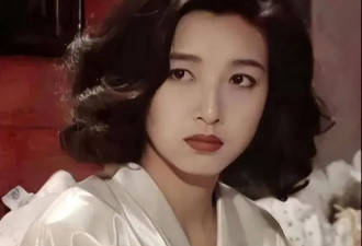 57岁江珊和老公韩国逛街被偶遇，背超大购物袋满头白发，美人老了