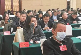 46岁章子怡素颜开会被曝光，五官清秀气质出众，神似校花在上课