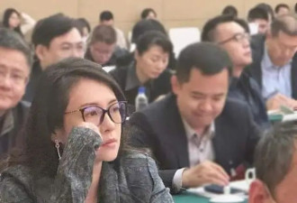 46岁章子怡素颜开会被曝光，五官清秀气质出众，神似校花在上课