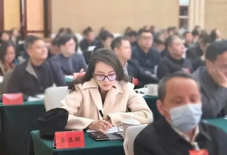 46岁章子怡素颜开会被曝光，五官清秀气质出众，神似校花在上课