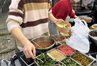 复旦研究生退学摆摊日入700元，网友：别鼓吹...